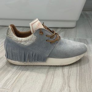 Esseutesse Leather Fringe Sneaker!